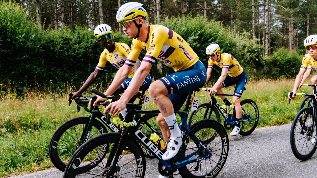 Les coureurs de l'équipe cycliste Intermarché-Wanty en train de pédaler sur la route lors du Tour de France