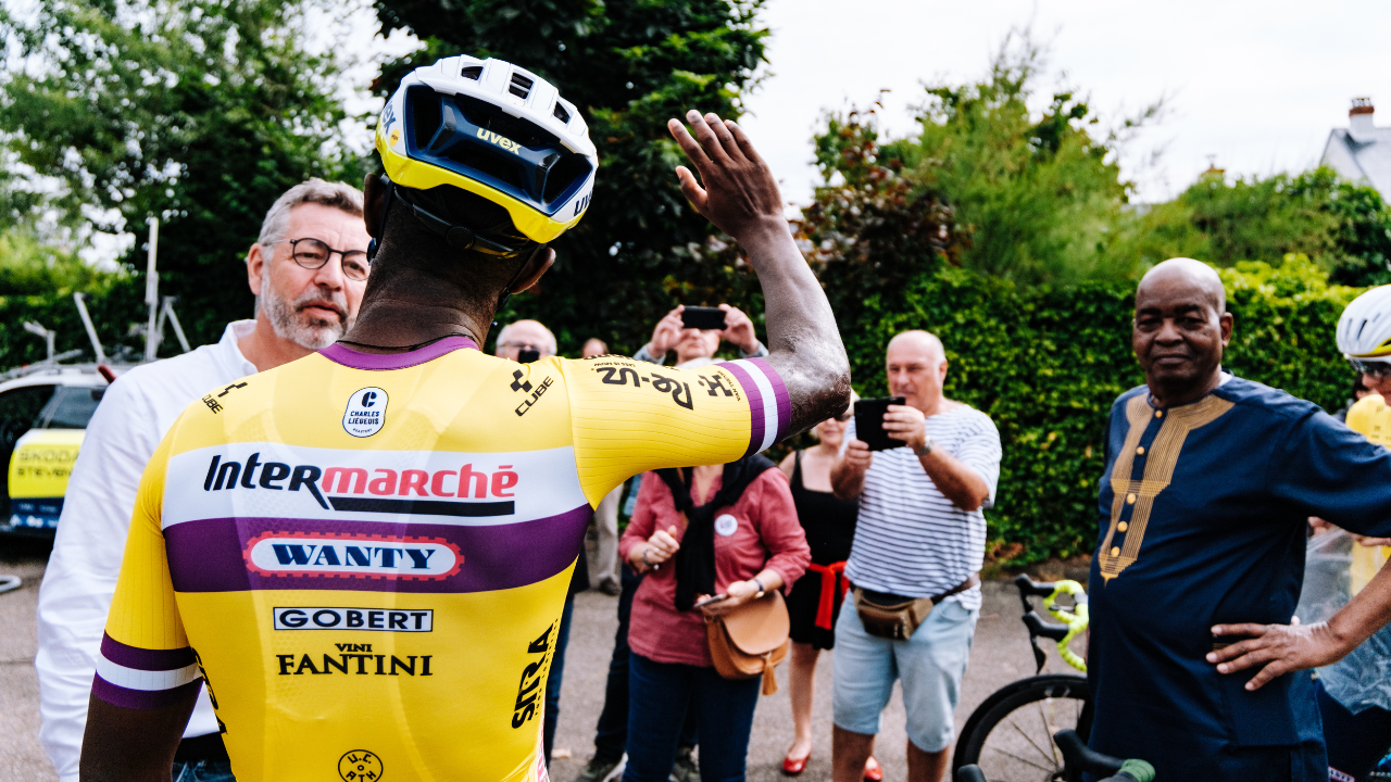 Un coureur de l'équipe cycliste Intermarché-Wanty lors du Tour de France en train de saluer la foule