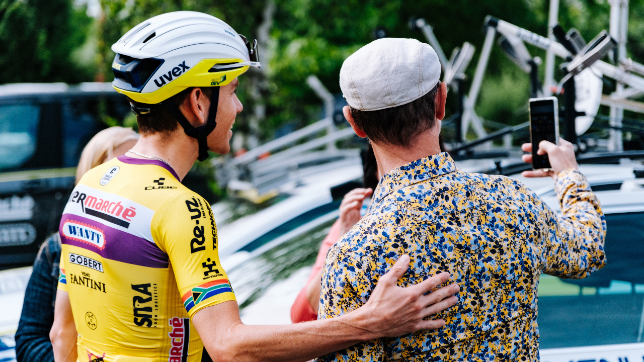 Un coureur de l'équipe cycliste Intermarché-Wanty lors du Tour de France en train de prendre un selfie