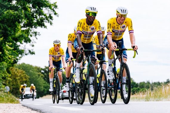 Les coureurs de l'équipe cycliste Intermarché-Wanty en train de pédaler sur la route lors du Tour de France