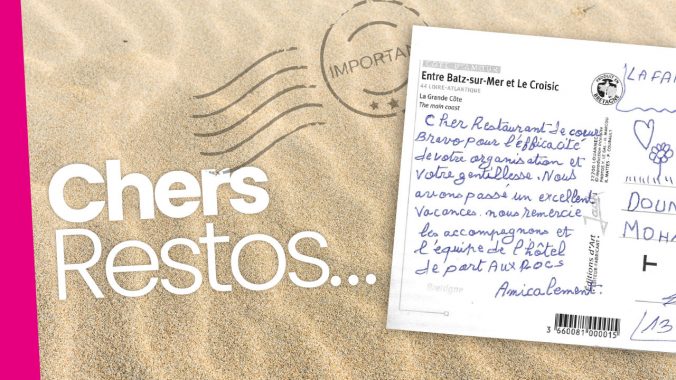 Une carte postale posée sur le sable