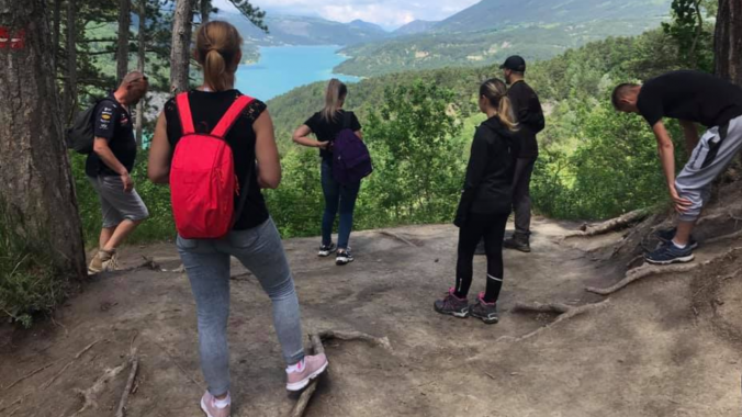 Un groupe de randonneurs de dos regardent l'horizon