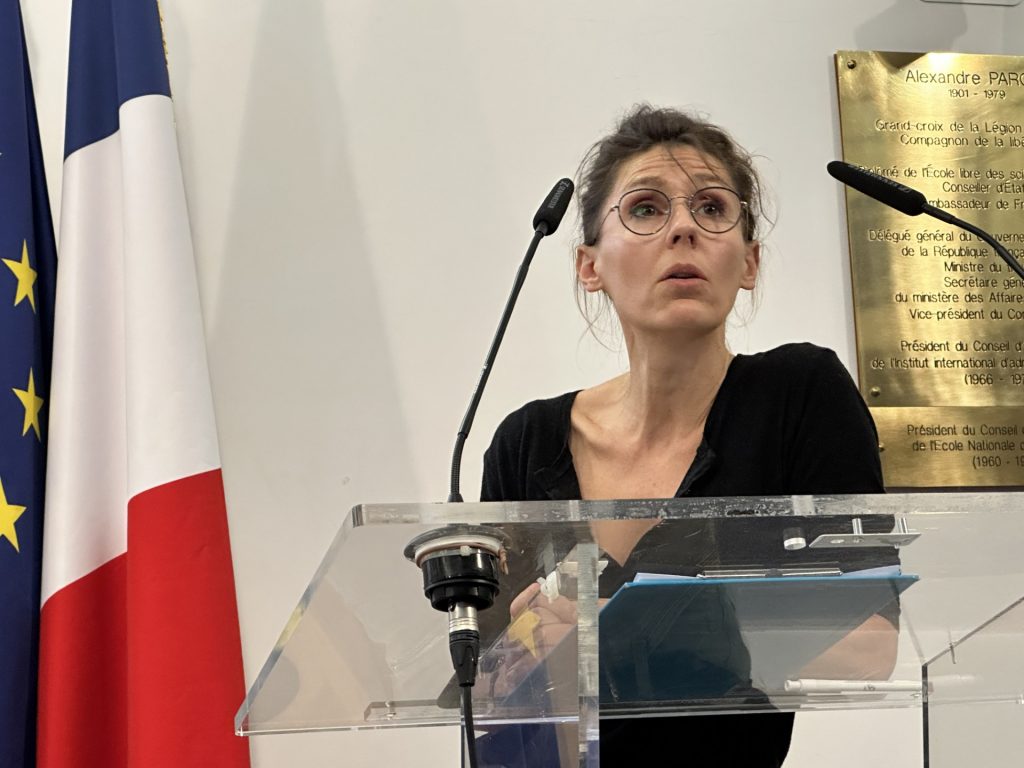 Axelle Brodiez en intervention au pupitre à l'INSP lors du colloque Restos 2024