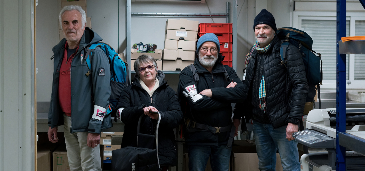 4 bénévoles Restos du Cœur prêts à partir en maraude en hiver.