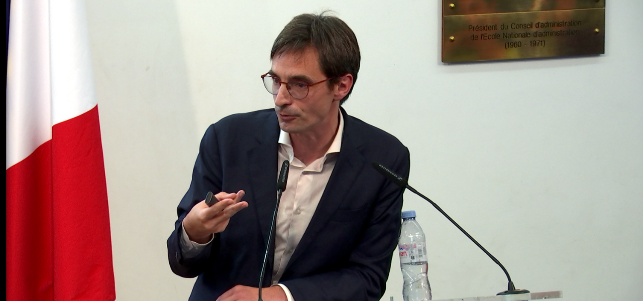 Nicolas Duvoux lors de son intervention au colloque « Pauvreté : un avenir tout tracé ? S’indigner et agir » le 16 octobre 2024 à l’INSP. © Restos du Cœur